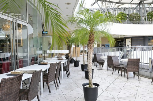 ランチにもディナーにも使えるテラス席