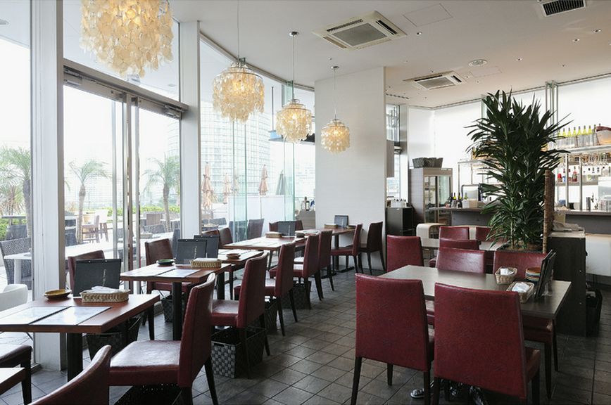 貸切での宴会も可能。開放的なダイニングフロア