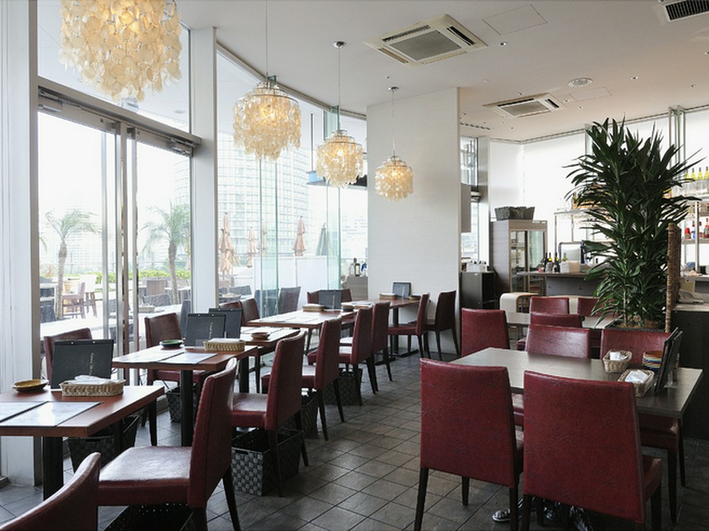 貸切での宴会も可能。開放的なダイニングフロア