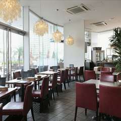 貸切での宴会も可能。開放的なダイニングフロア