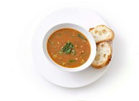 オイスターバー定番のガンボスープ。独特な辛さとコクのあるスパイシーなスープです。