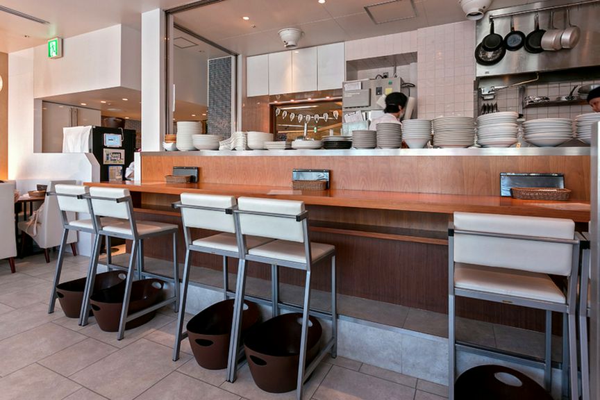 自然と距離が近くなる、カップルシートのカウンター席