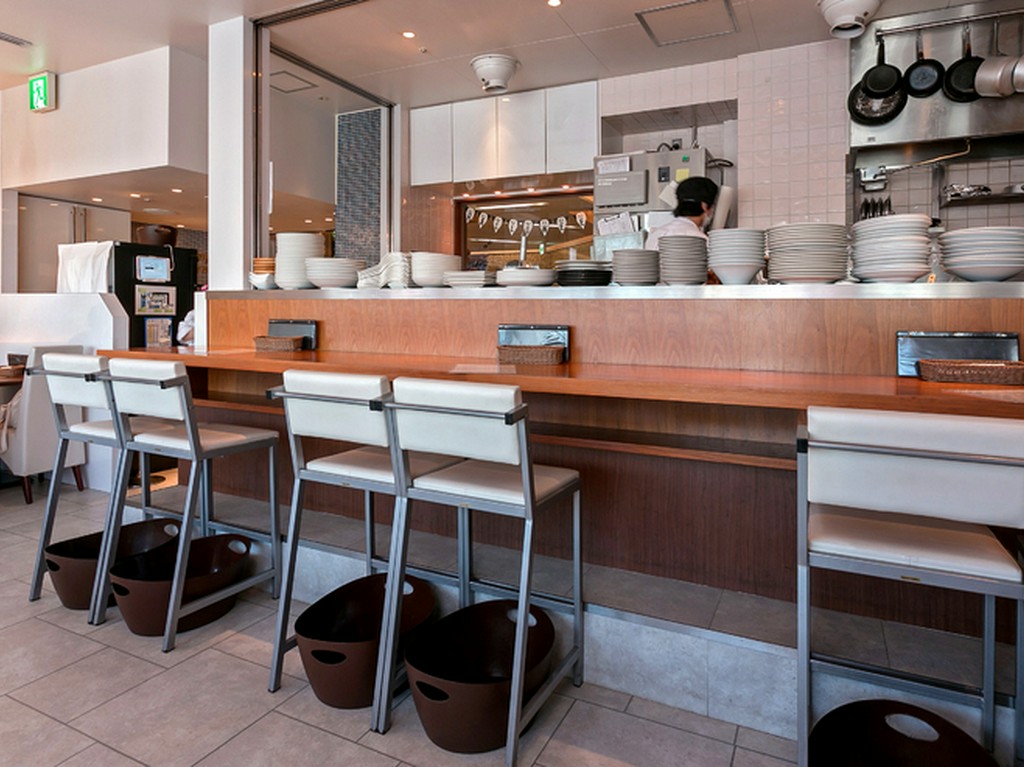 自然と距離が近くなる、カップルシートのカウンター席