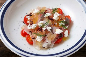 スモークサーモンと彩り野菜のカルパッチョ