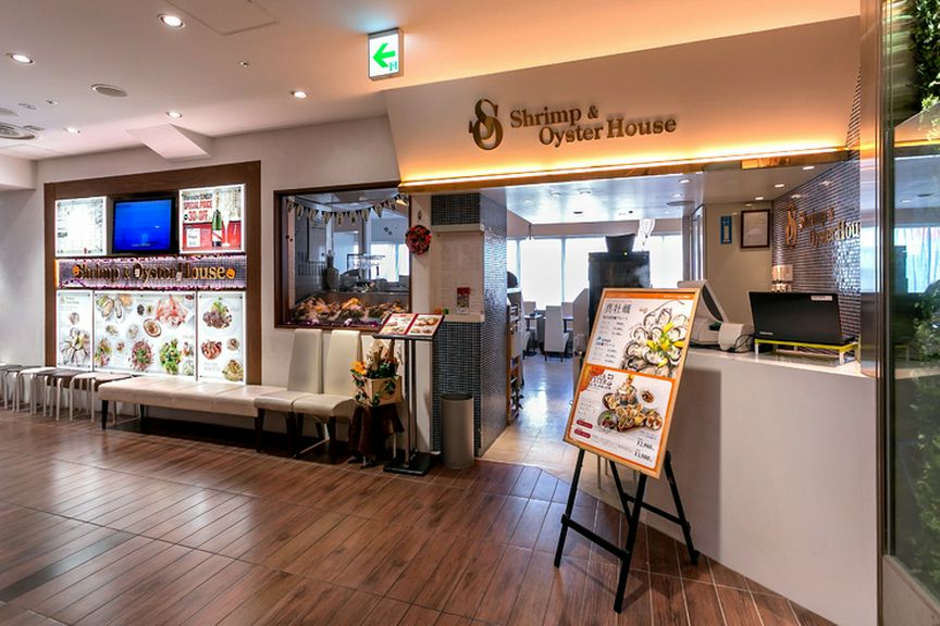 百貨店の中にあり、入りやすいオープンなエントランス