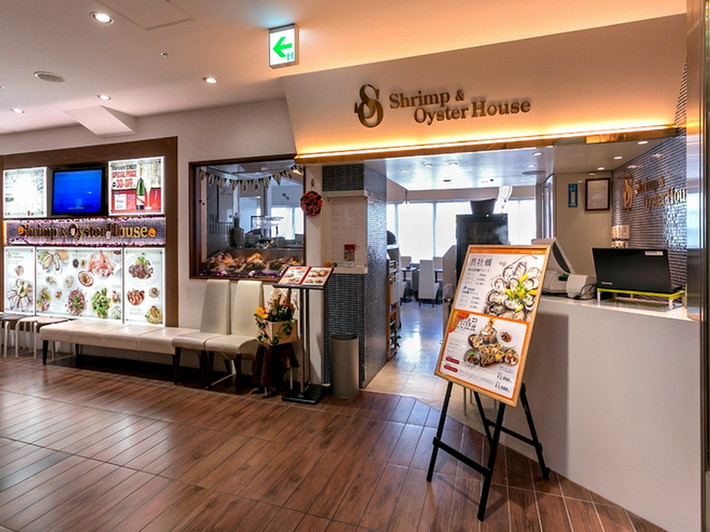 百貨店の中にあり、入りやすいオープンなエントランス