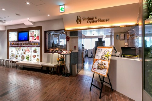 百貨店の中にあり、入りやすいオープンなエントランス