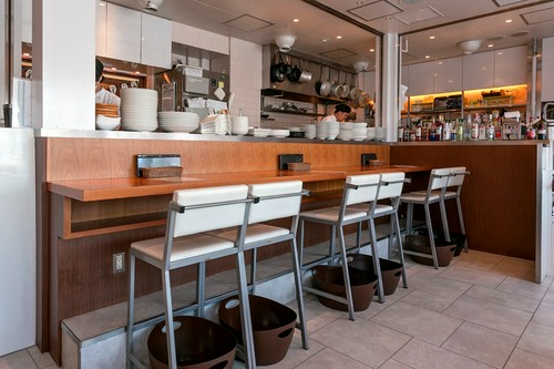 カウンターキッチンでスタッフが元気良くお迎え