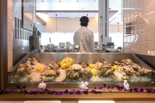 季節ごとに産地を変えて用意される常時10種類の生牡蠣