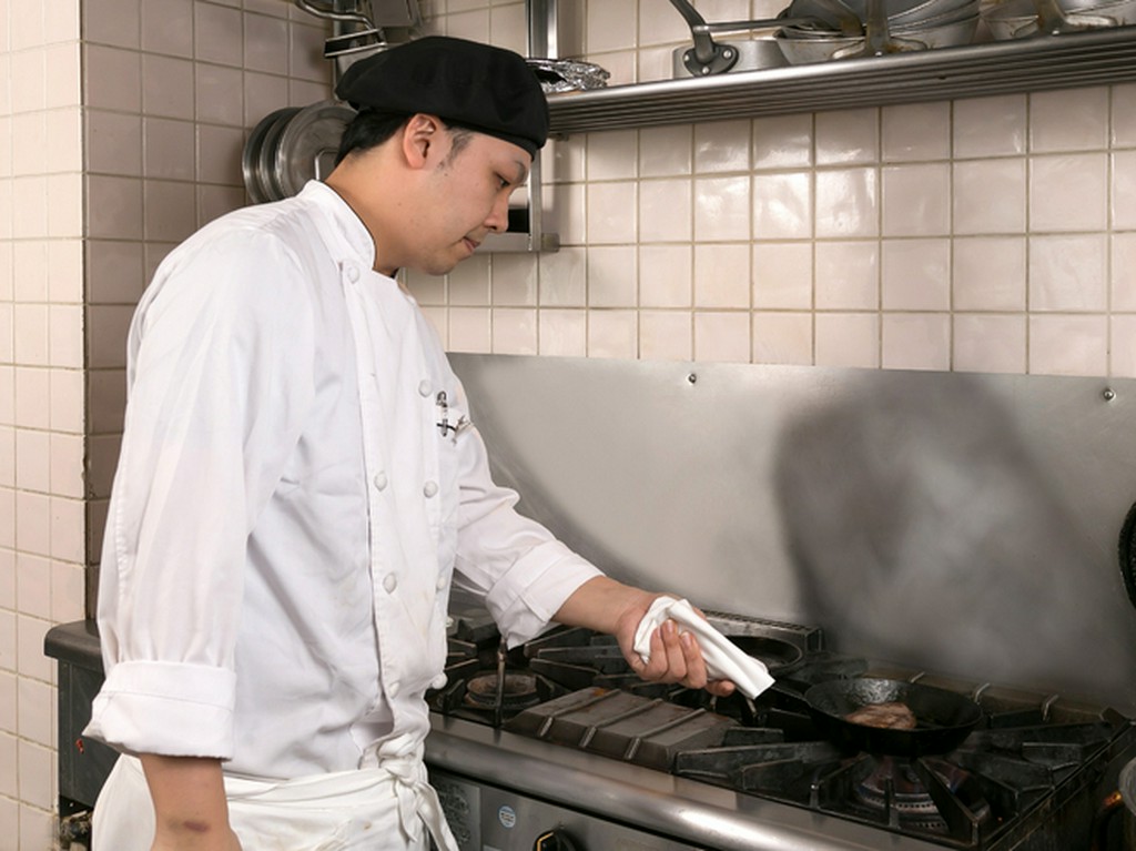 歓迎の心を込めて、元気な挨拶でお客様をお出迎え