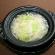 旨みたっぷりな干し貝柱のスープで白菜をじっくり煮込みました。台湾料理の定番。