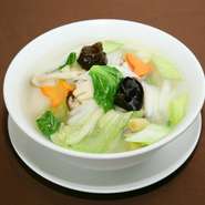 ビタミン豊富な野菜のタンメン。
野菜の旨味で塩味のスープがいっそう美味しく感じます。 小碗 700円