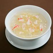 高級食材の蟹とフカヒレを贅沢に使ったあっさりスープ