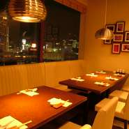 店内は、異国情緒を織り交ぜたおしゃれな雰囲気で、デートや友人同士の食事はもちろん、女性一人でも気軽に立ち寄れる空間です。横浜の夜景を一望しながらこだわりの中華料理を堪能してはいかがでしょうか。