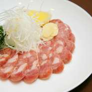 台湾式ソーセージ！　お酒との相性もバツグン。お好みで、レモンとニンニクをご一緒にどうぞ。
1～2人前　980円＋税
3～4人前　1750円＋税