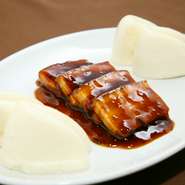 トロトロ角煮を中国漬菜で香りづけしました。一緒に添えてある蒸しパンで挟んでお召し上がりください。