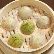 極薄皮の中に旨みたっぷりの肉汁、京鼎楼自慢の小籠包・烏龍茶小籠包・蟹肉小籠包を一度に味わう事が出来ます！　初めての方、どれを食べようかと迷っている方、少しずつ色んな種類を食べたい方にうってつけです。