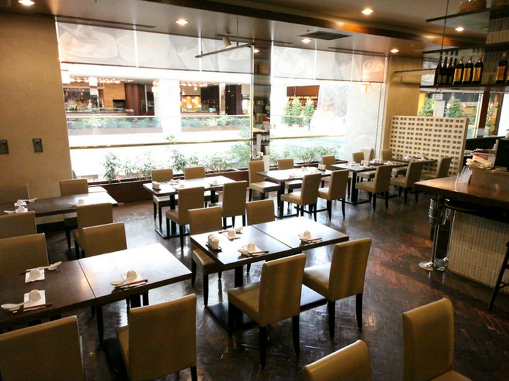 温もりとスタイリッシュな雰囲気が交錯する、落ち着いた空間