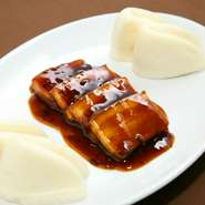 トロトロ角煮を中国漬菜で香りづけしました。一緒に添えてあるパンで挟んでお召し上がりください。