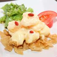 プリプリの海老をカラッと揚げ、台湾のマヨネーズで作ったオリジナルソースでお楽しみください。
大皿　2400円＋税