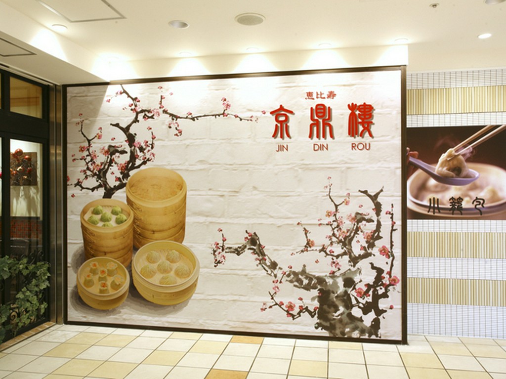 温もりとスタイリッシュな雰囲気が交錯する、落ち着いた空間