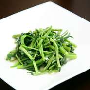 中国野菜の代表的存在。他の野菜では味わえない食感をご堪能ください。ほどよいにんにく風味にさっぱり塩味で仕上げました。