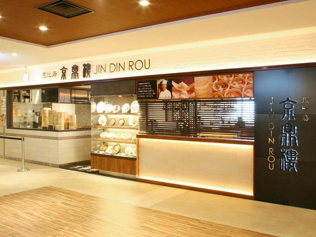 温もりとスタイリッシュな雰囲気が交錯する、落ち着いた空間