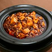 熱々の土鍋から弾ける麻婆豆腐と美味しさにご注意。辛さ調節のご要望はお申し付けください。