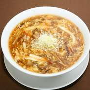 台湾黒酢と白黒こしょうがきいた醤油味のスープ。すっぱさと辛さが融合した絶妙な味。
