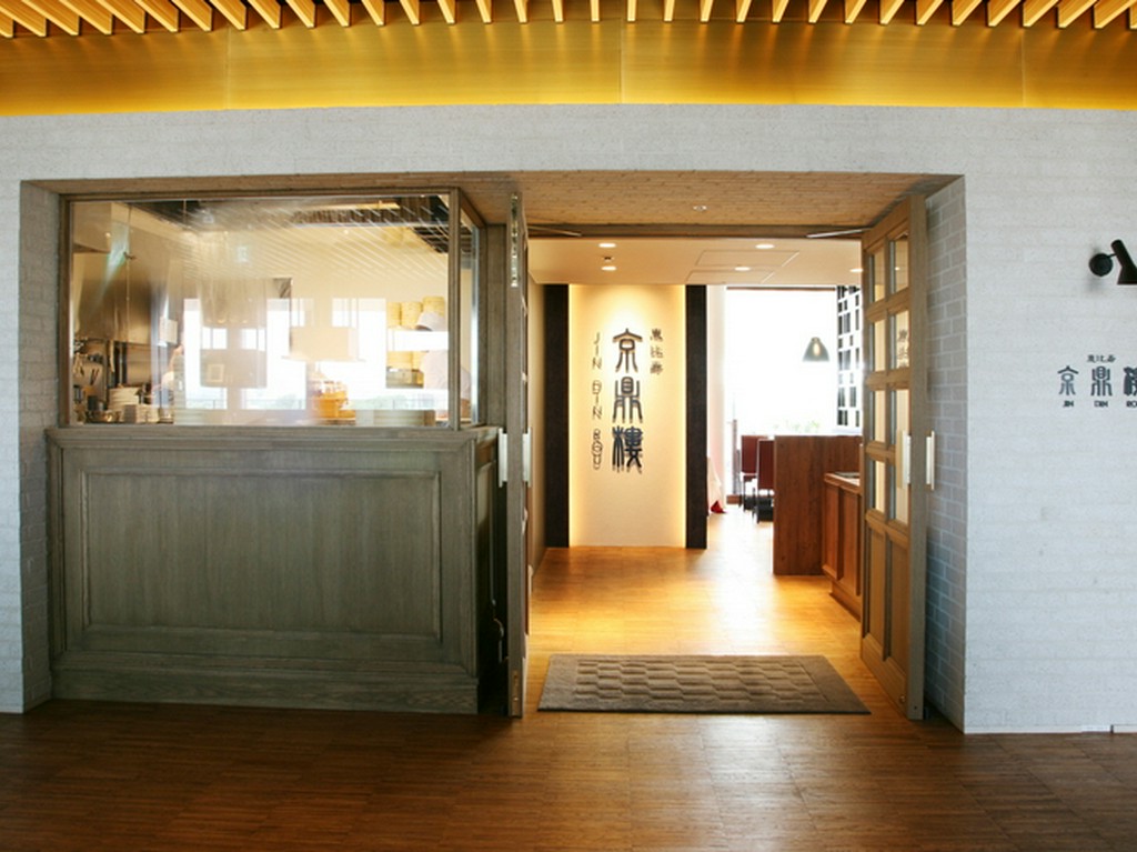 温もりとスタイリッシュな雰囲気が交錯する、落ち着いた空間