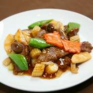 牛腿肉と５種類の野菜をオイスターソースで炒め、コクのある味に仕上げました。 
大皿　2550円