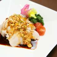 よだれが出るほどおいしい事から名づけられた冷菜。柔らかく仕上げられた若鶏をピリ辛特製ソースでお召し上がりください。
