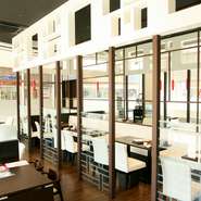 従来の「中華」のイメージが払拭され、誰でも気軽に入れる明るくおしゃれな装い。こだわりの『小籠包』や、本格中華料理が記念日・誕生日の食事に華をそえてくれます。