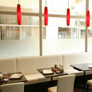 看板メニューの『小籠包』のみならず、贅沢な食材を使用した本格的な中国料理を楽しめます。美味しい料理は大切な客人へのおもてなしに最適。肩肘を張らずに過ごすことができる空間も、喜ばれる事でしょう。