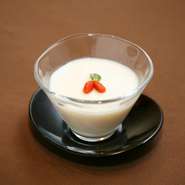 食後には、程よい甘さがあるスイーツがおすすめです。圧倒的な人気を誇る『杏仁豆腐』や、マンゴーをたっぷりと使った期間限定の『かき氷』など、シェフのセンスが光るデザートに舌鼓。