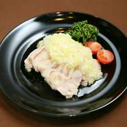 やわらかい鶏肉に、たっぷり自家製葱タレを掛けました。まず、最初の一品はこれで決まりです。