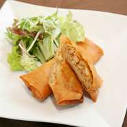 野菜の水分のみで作る自家製ハルマキは、たっぷり野菜が入り、具の味と野菜から出るスープのハーモニーをお楽しみ下さい。