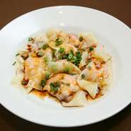 ぷりぷりの海老を包み上げたワンタンを自家製の甘辛香味ソースでお召し上がり下さい。ビールのツマミにもぴったりです。