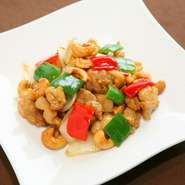 鶏肉のモチモチ感とカシューナッツの香ばしさが絶妙のバランス。中華の定番メニューです。
大皿　2250円＋税