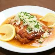 外はカリカリ、中はジューシーに揚げた鶏肉に京鼎楼特製ソースをかけました。