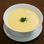 中華風コーンスープに豆乳をあわせヘルシーに仕上げました。
低カロリー高タンパクの豆乳パワー