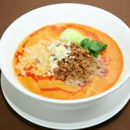 香り豊な胡麻醤を自慢のスープと麺にあわせ、自家製ラー油でピリ辛に仕上げました。 
小碗　700円