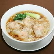 海老と豚ひき肉を使ったつるつるワンタンと細麺が相性の良いさっぱり醤油味の麺。
小椀　700円