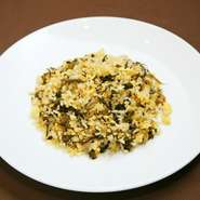 パラパラの炒飯に旨みたっぷりの高菜を合わせた炒飯です。シンプルながら絶妙な味。
小皿　700円＋税