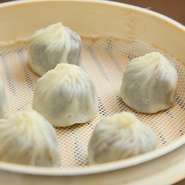 ほのかな甘味のアンコを当店特製の薄皮に包み込んだ小籠包です。
4ヶ680円＋税　6ヶ1020円＋税
