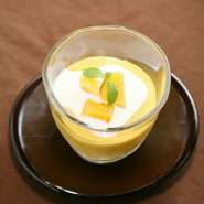 あえて完熟マンゴーを使わずに程よい酸味でさわやかに仕上げました。生クリームを加えてふんわりした食感