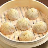 ズワイ蟹の身と蟹味噌をふんだんに使った贅沢で濃厚な味。口の中いっぱいに蟹味噌の香りが広がります。
6ヶ入　1420円
10ヶ入　2360円