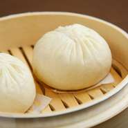 厳選した豚挽肉がぎっしり入り、あえて野菜は葱のみを使用。食べた時に肉汁があふれ出る当店自慢のオリジナル肉まん2ケ入