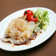 コリコリの食感が楽しいクラゲの頭を醤油と台湾黒酢で仕上げた、前菜の定番。