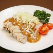 脂の乗った鶏肉をじっくり茹で上げました。自家製のゴマダレの香ばしさとともにお召し上がりください。